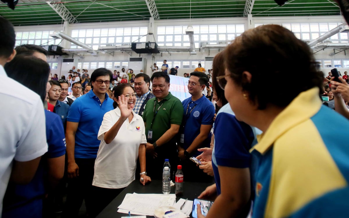 (June 24 2024)………First Lady Liza Araneta-Marcos with Department of Interior and Local Government (DILG) secretary Benhur Abalos Jr., grace the “Lab for All” program at a gymnasium in Barangay Addition Hills, Mandaluyong City on Monday which aims to bring various government and healthcare services closer to the community………Photo/Analy Labor